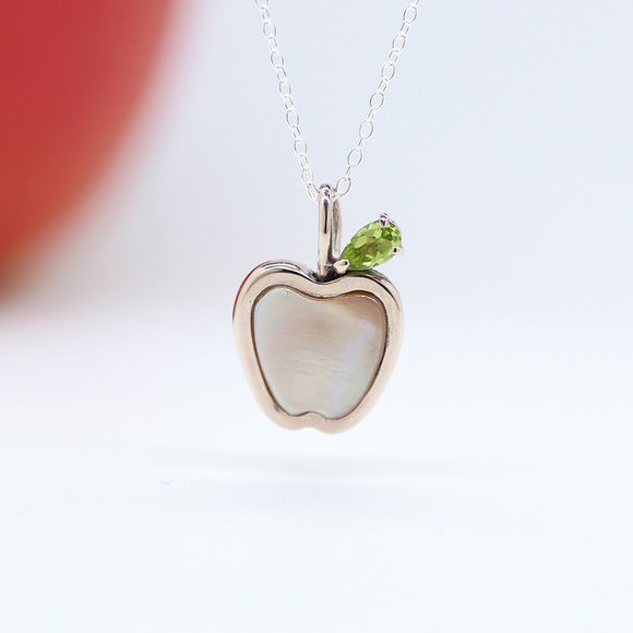 ピンクシルバーのリンゴのペンダント